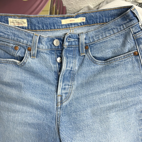 Levi's® Wedgie Icon Fit High Waist Jeans (Tango Light) size 28 - Picture 2 of 5